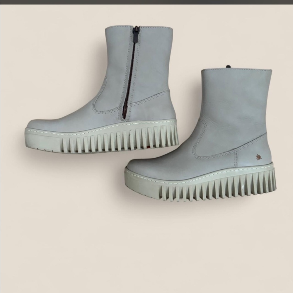 Art Beige Winter Boots